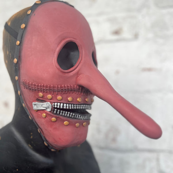 Lange Nasenmaske im Chris-Fehn-Stil