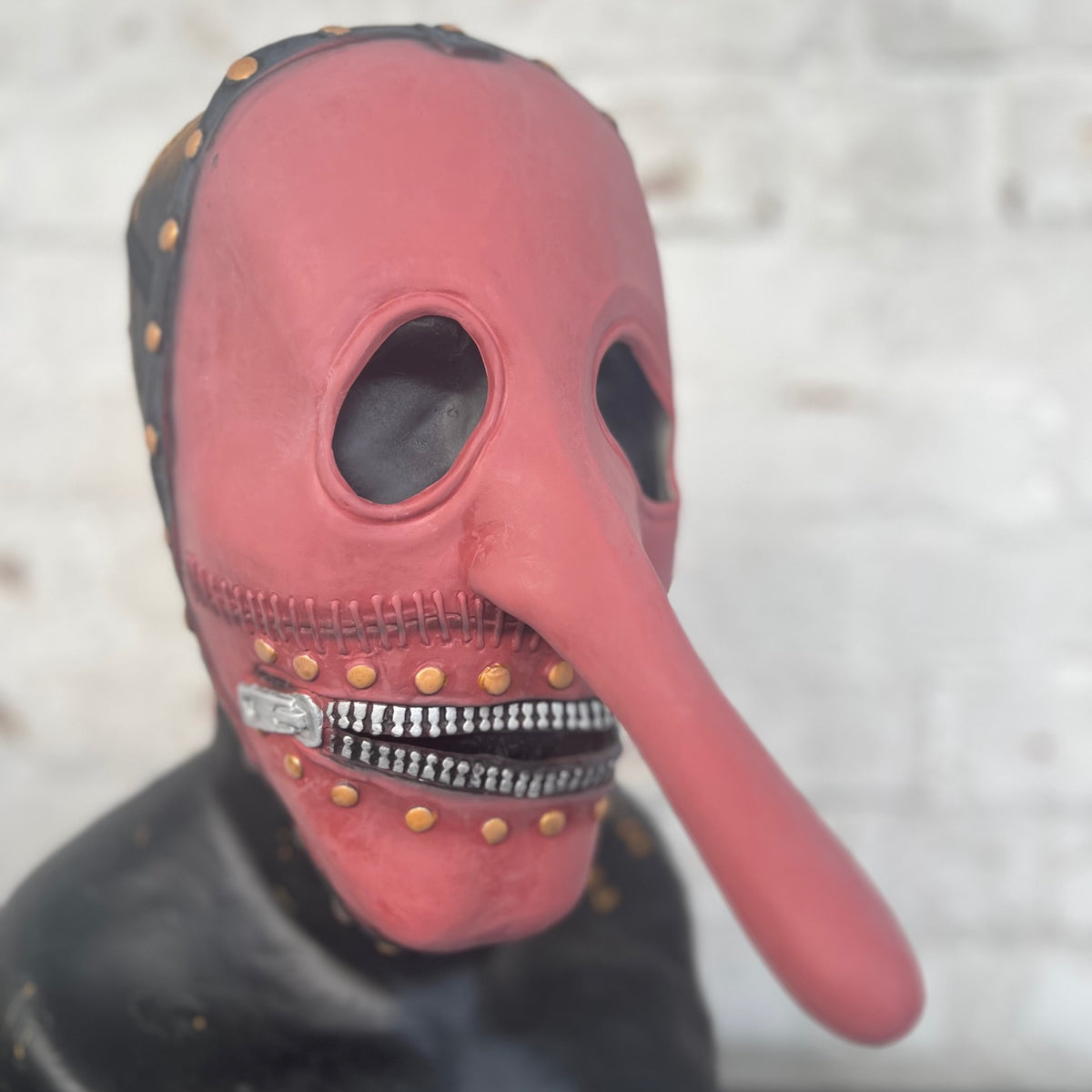 Lange Nasenmaske im Chris-Fehn-Stil