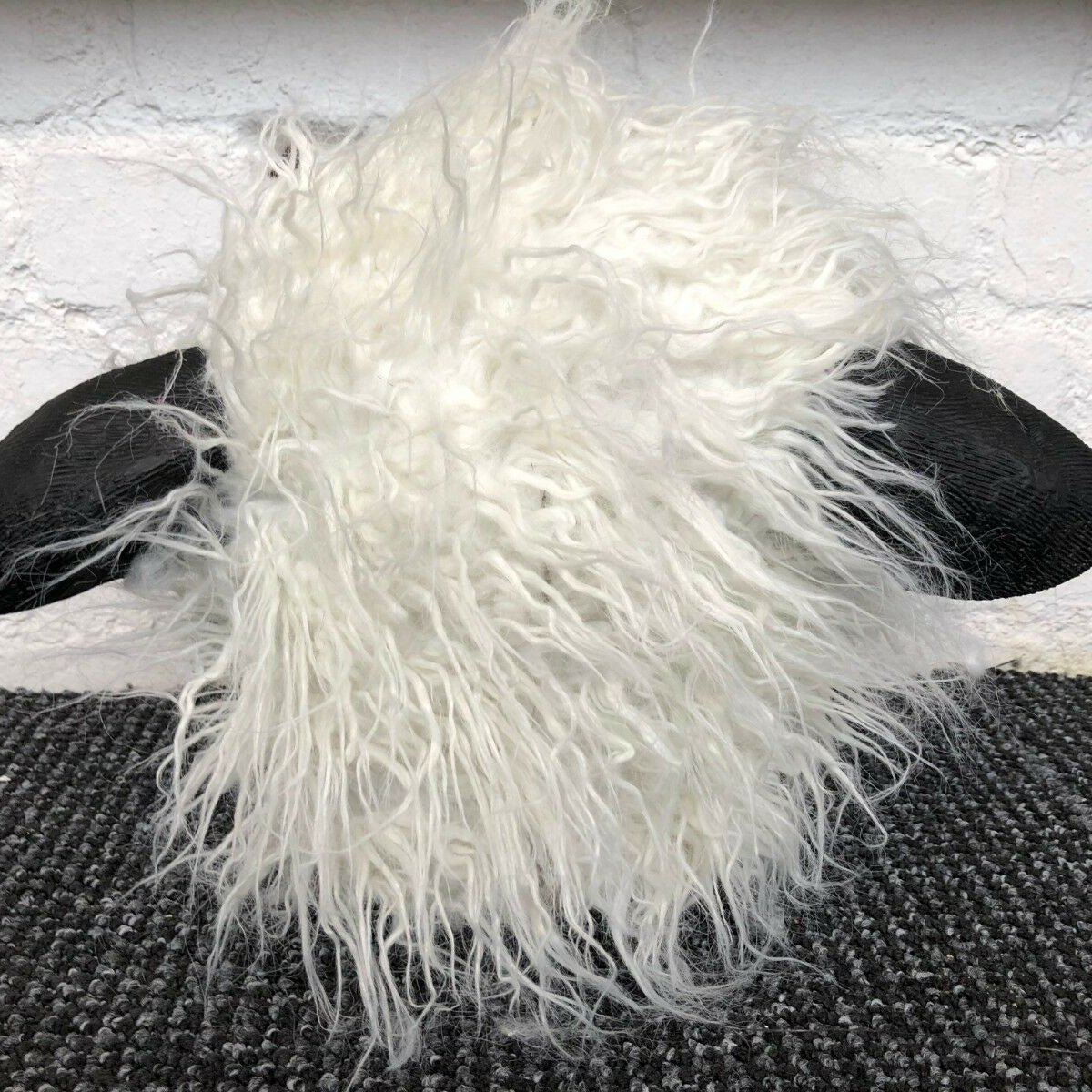 Masque de tête de mouton laineux.