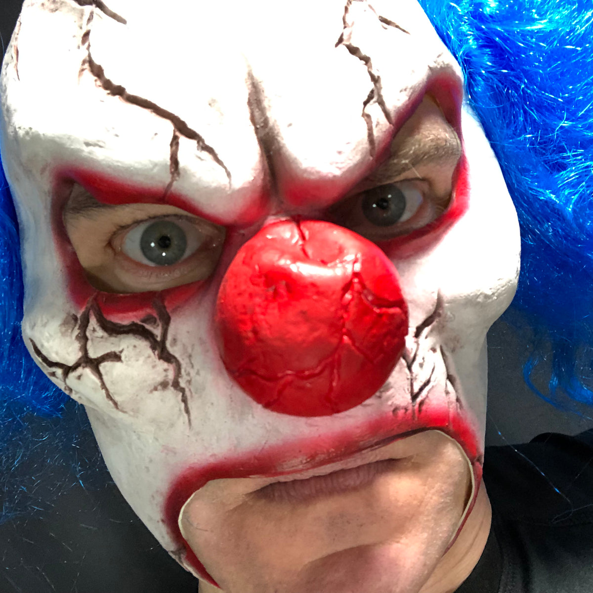 Masque de clown craquelé.