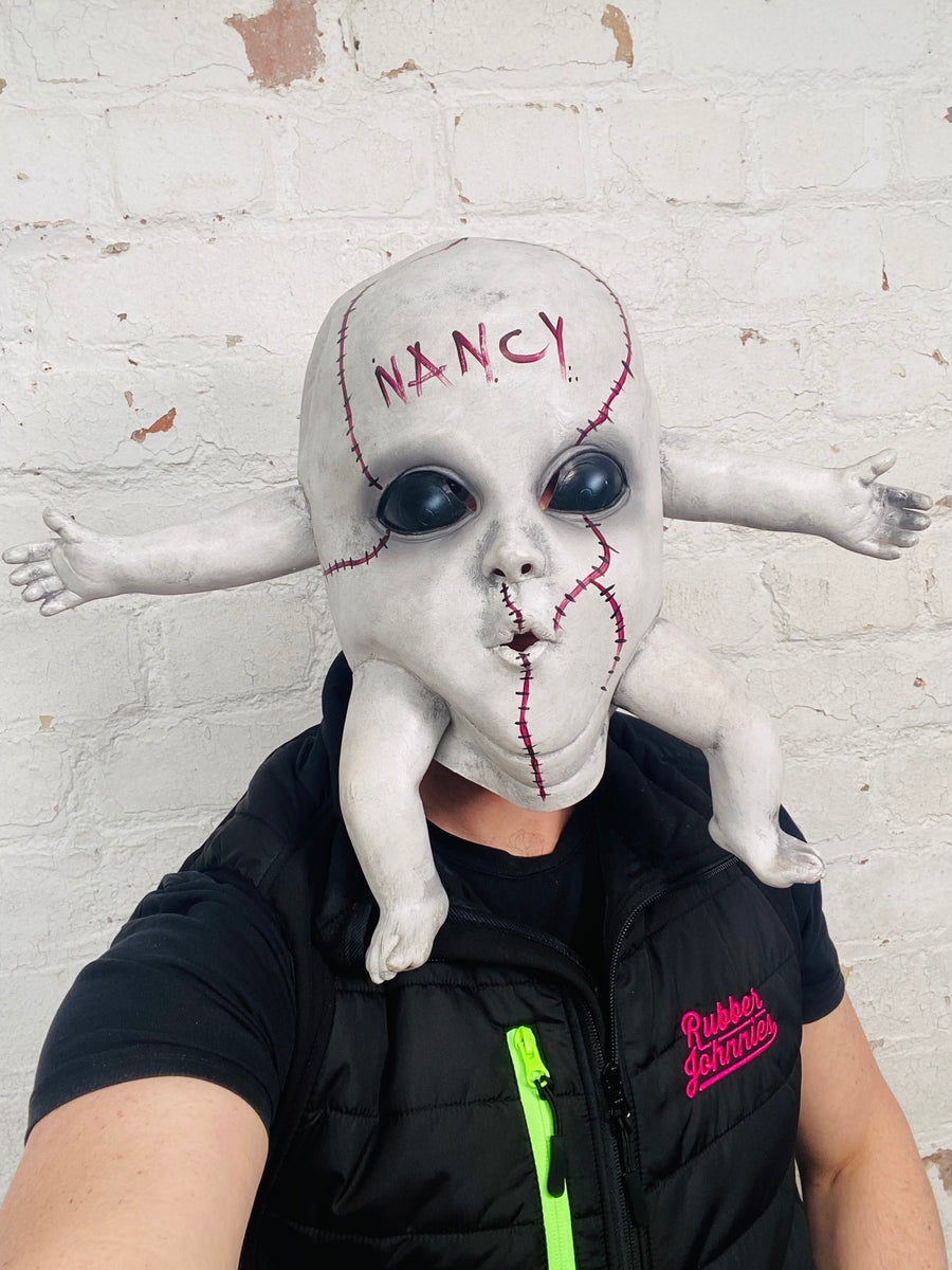 Gruselige Baby-Maske „Nancy“.