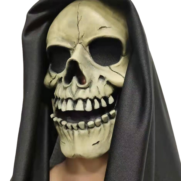 Totenkopfmaske mit angenähter schwarzer Kapuze